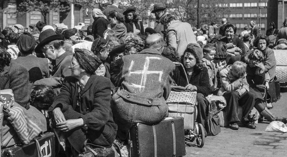 Pražskí Nemci označení hákovými krížmi čakajúci na kufroch na Strossmayerovom námestí v Holešoviciach, máj 194533