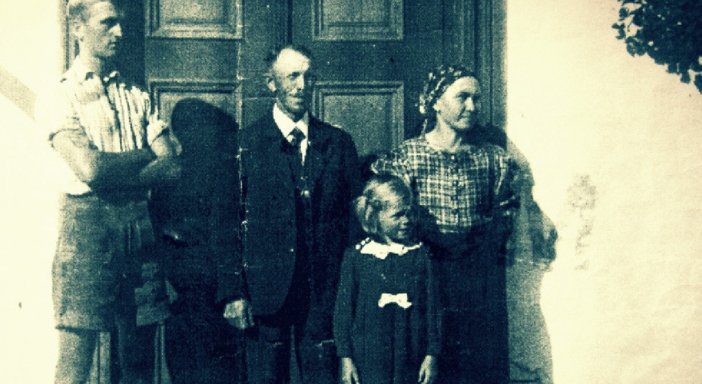 Rodina Vogelova pred vojnou v Červenom Potoku, vľavo čeľadník Willi Lang44