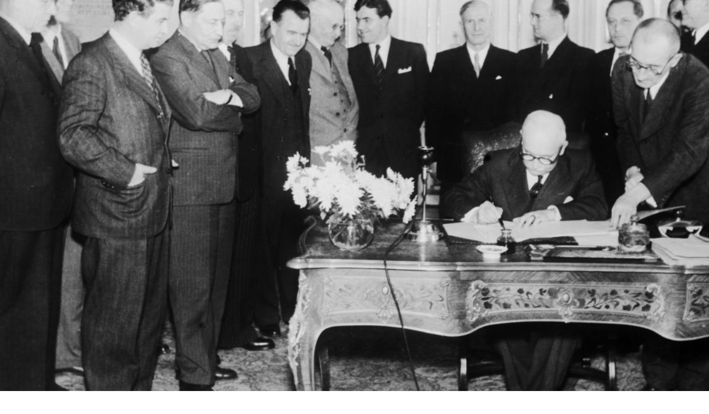 Československý prezident Edvard Beneš podpisuje dekréty52