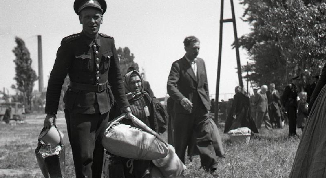 Na archívnej snímke odchod Nemcov zo zberného tábora v Petržalke na malú petržalskú stanicu,
    pri odsune pomáhala Národná bezpečnosť62