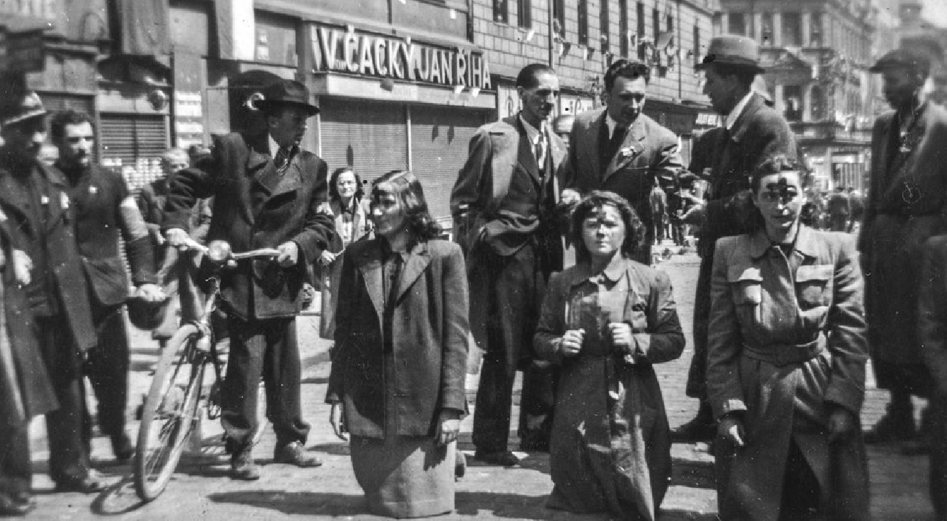 Kľačiace nemecké ženy s hákovým krížom na čele v Prahe, máj 194563