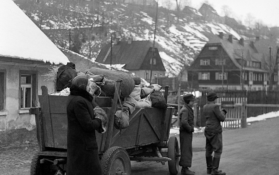 Sudetskí Nemci pri odsune z Československa prechádzajúci obcou Breitenbachem (dnes
      Potůčky). Fotografia je z novembra 194568