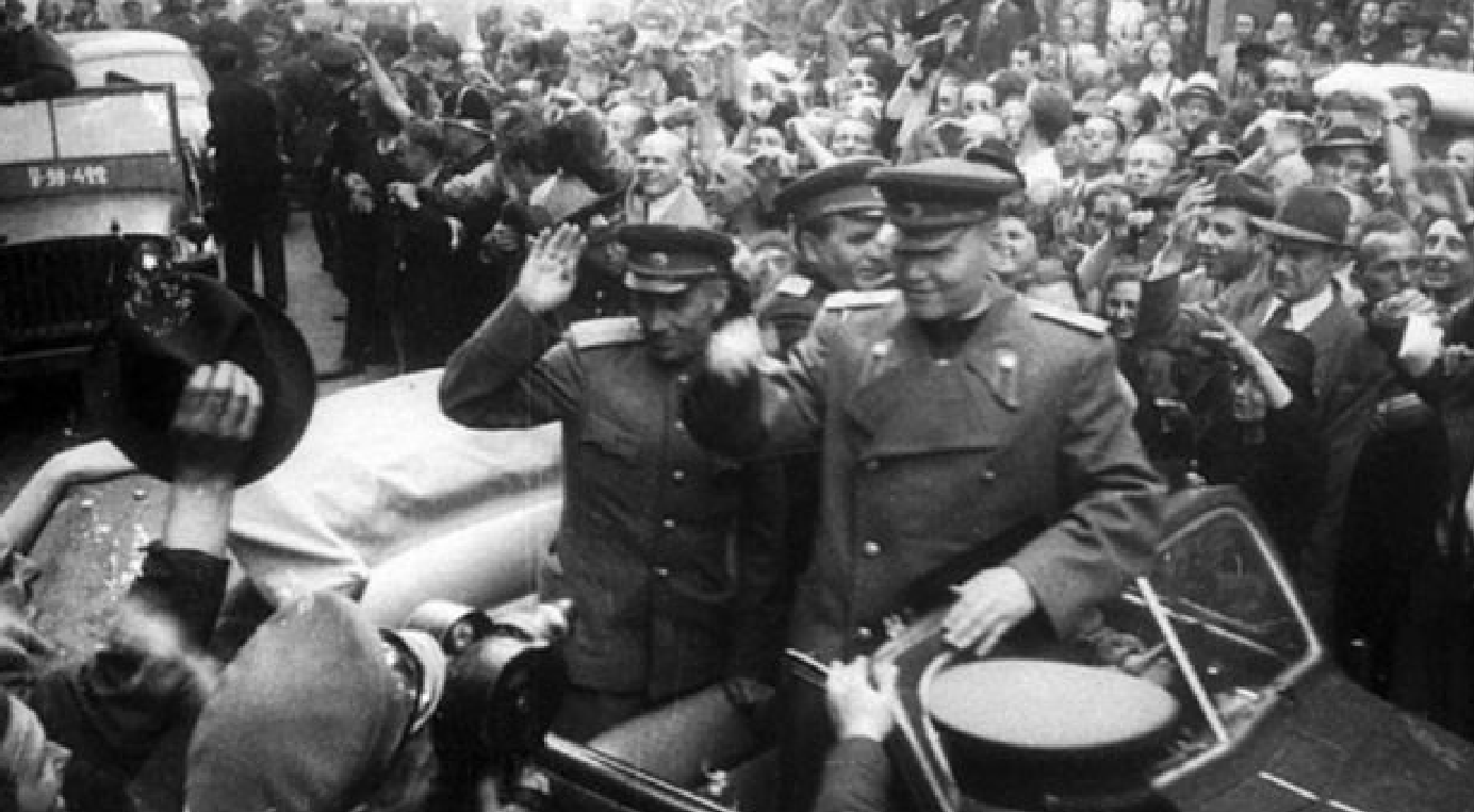 Červenú armádu vítajú obyvatelia Prahy27