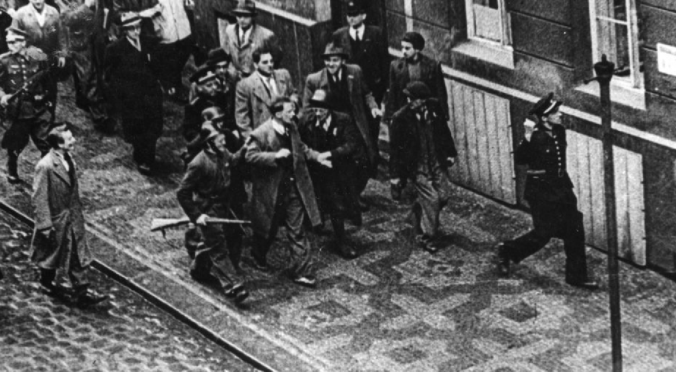 Povstalci vedú zbitého, zakrvaveného kolaboranta, hlásateľa Aloisa Kříža28