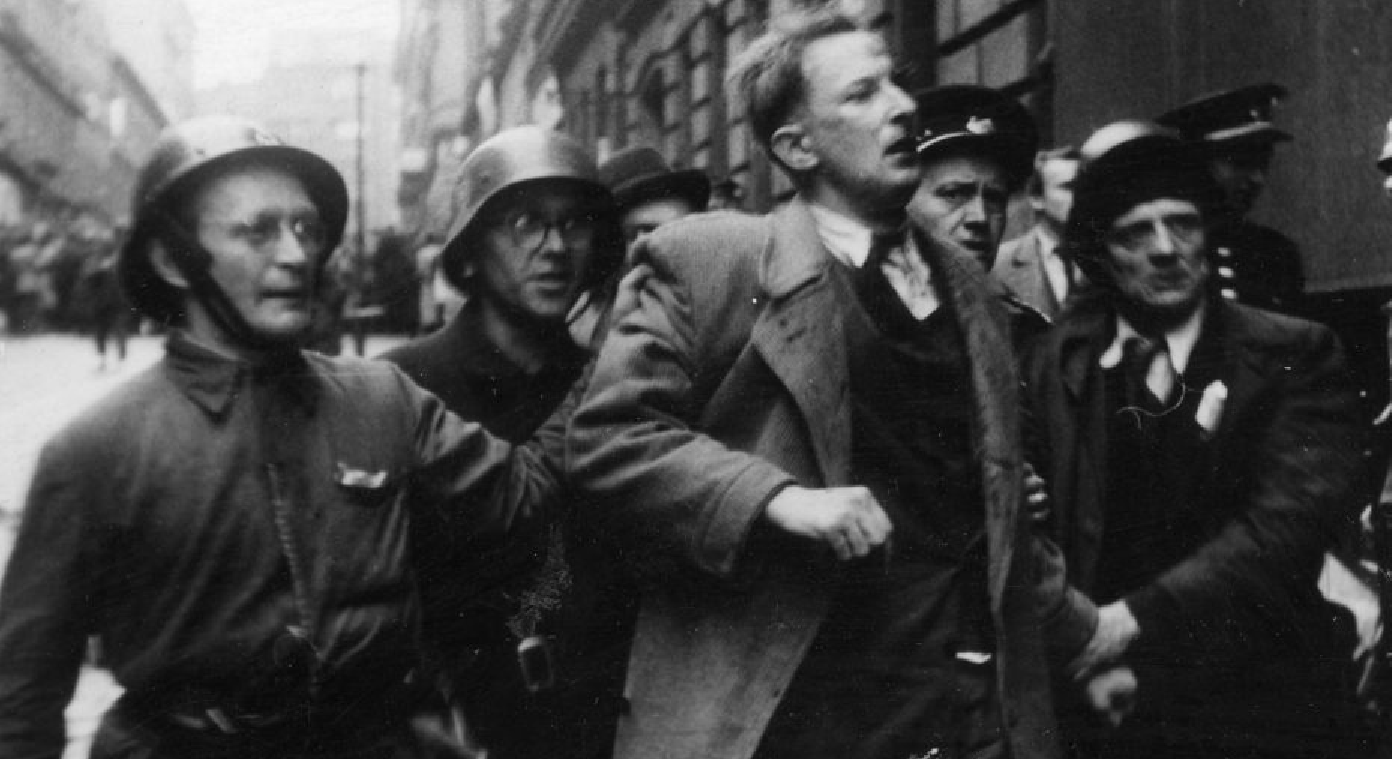 Povstalci vedú zbitého, zakrvaveného kolaboranta, hlásateľa Aloisa Kříža29