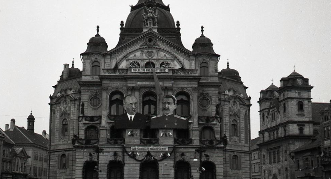 Košice pred príchodom prezidenta Beneša. Vyzdobené národné divadlo (dnes Národné divadlo Košice)53